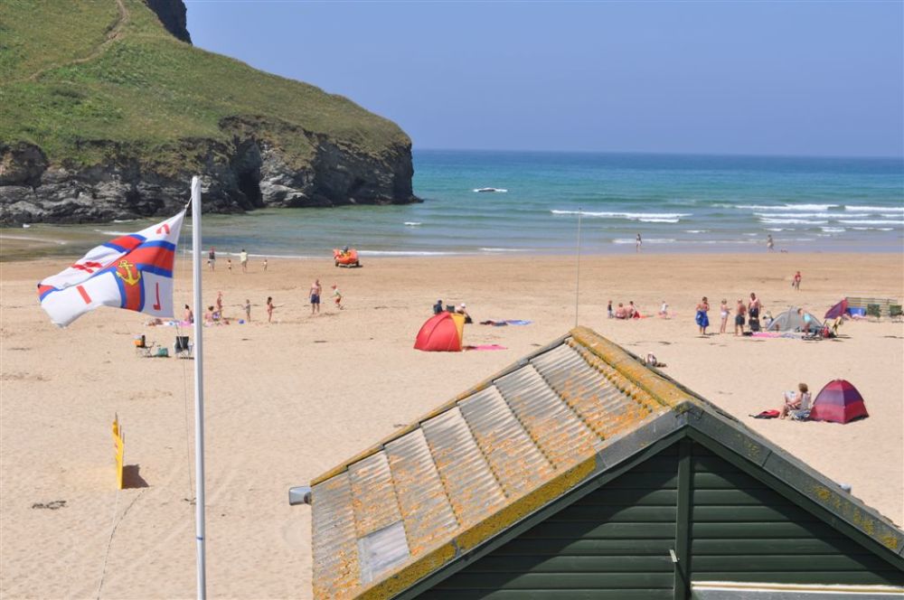 Mawgan Porth Beach lifeguard hut